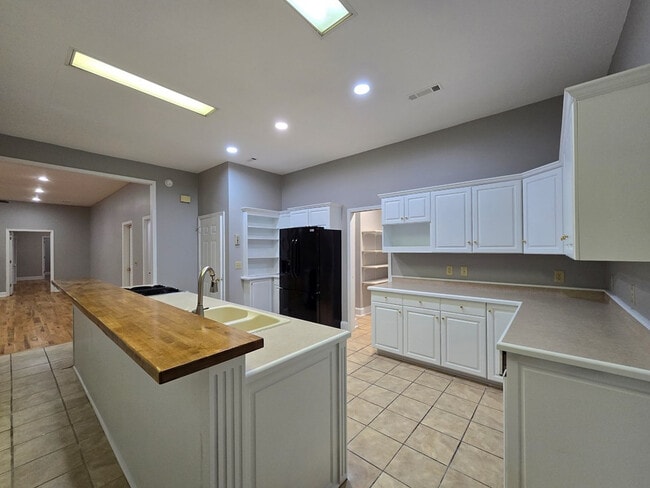 Building Photo - 900 Race Track Rd