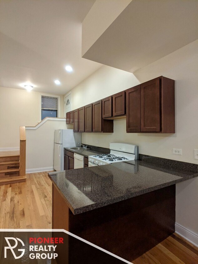Primary Photo - 3525 N Racine Ave
