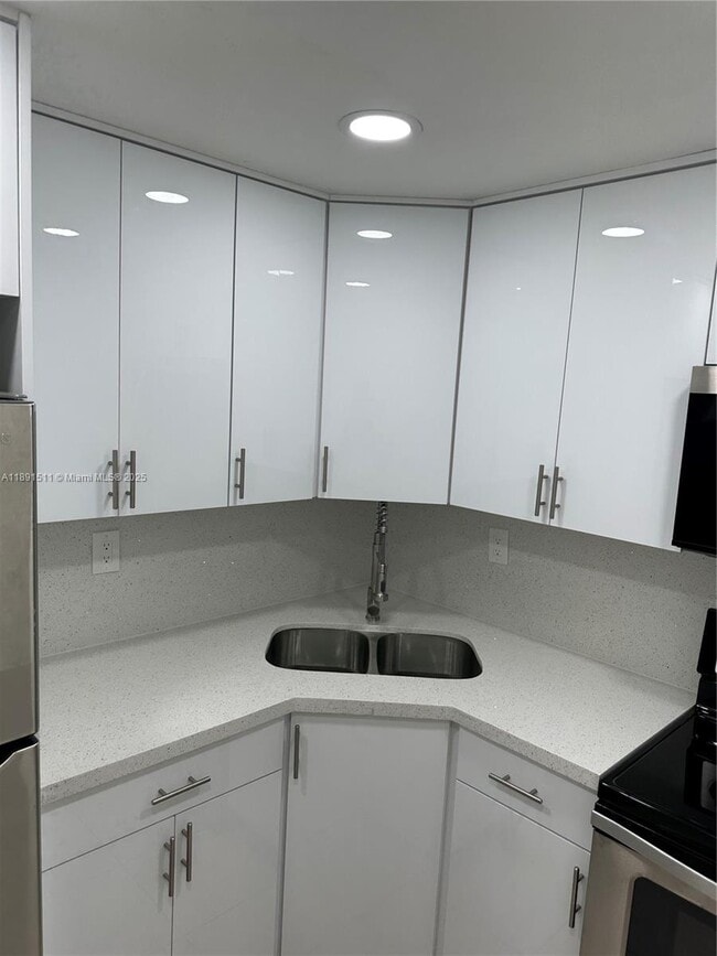 Foto del edificio - 606 W 81st St