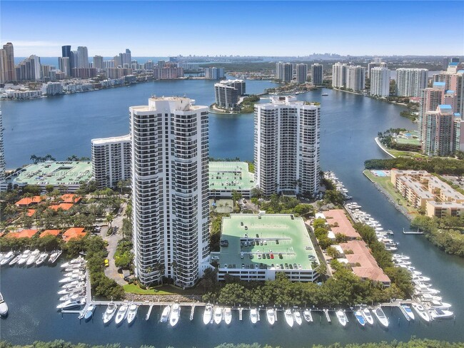 Foto del edificio - 3500 Mystic Pointe Dr