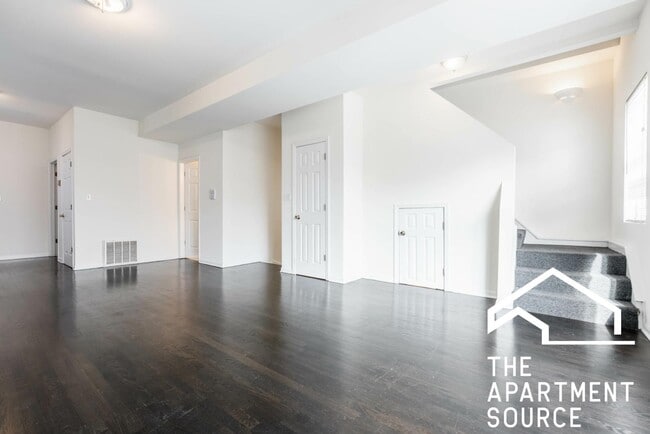 Building Photo - 2440 N Ashland Ave