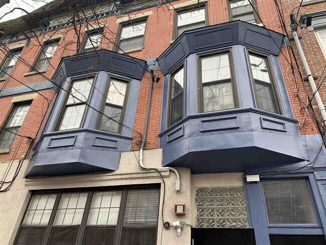 Building Photo - 416-418-418 Madison St