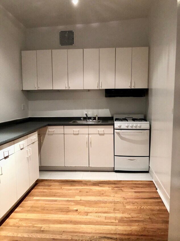 Primary Photo - 922 3rd Ave