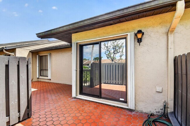 Foto del edificio - 704 Sunny Pine Way