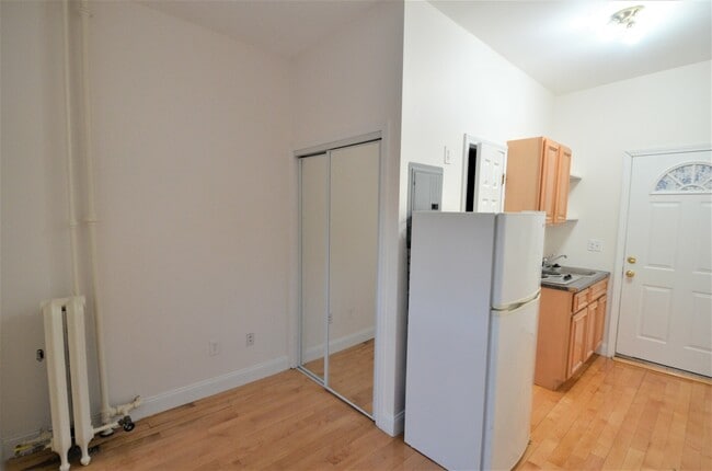 Living area - Westland Avenue Apartments