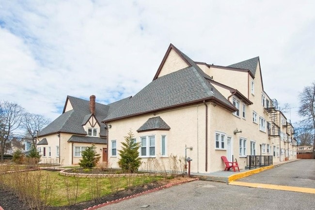 Building Photo - 22 Pearsall Ave