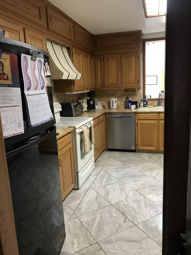 Kitchen - 76 Kentview Dr