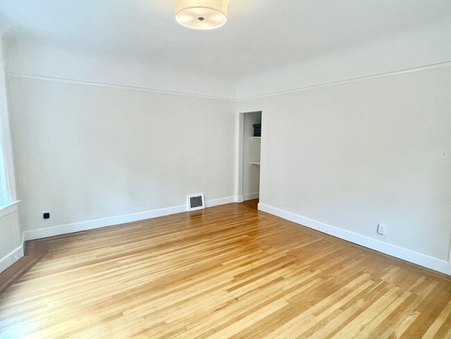 Foto del edificio - Handsome Jordan Park 1BR/1BA Flat! Modern ...