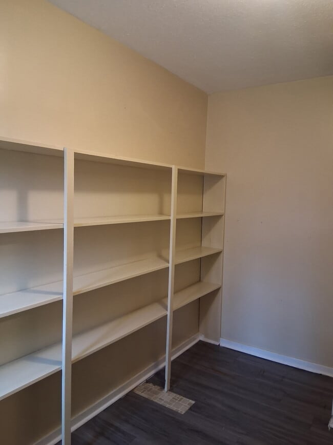 Foto del edificio - 2205 Charmwood Dr