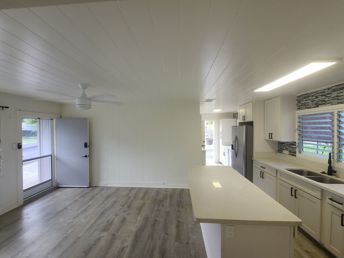 Convenient to everything! SOLAR! 3 bed, 1... - Convenient to everything! SOLAR!  3 bed, 1...