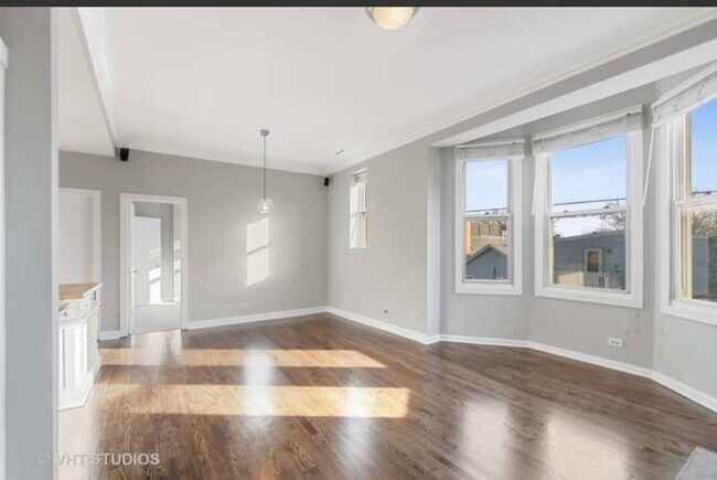 Building Photo - 711 N Hoyne Ave