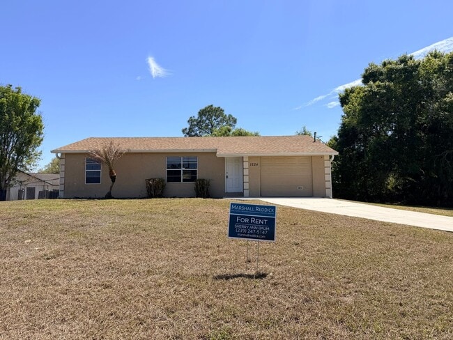 Foto del edificio - 3 bedroom 2 bath 1 Car Garage Single Family Home
