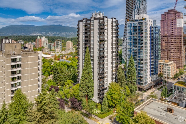 Building Photo - Paul Plaza