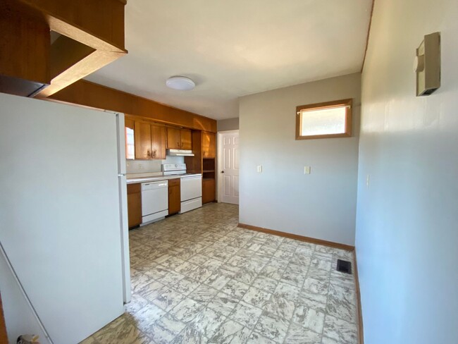 Building Photo - Newly updated No Pet 3 bedroom 2 bath bric...