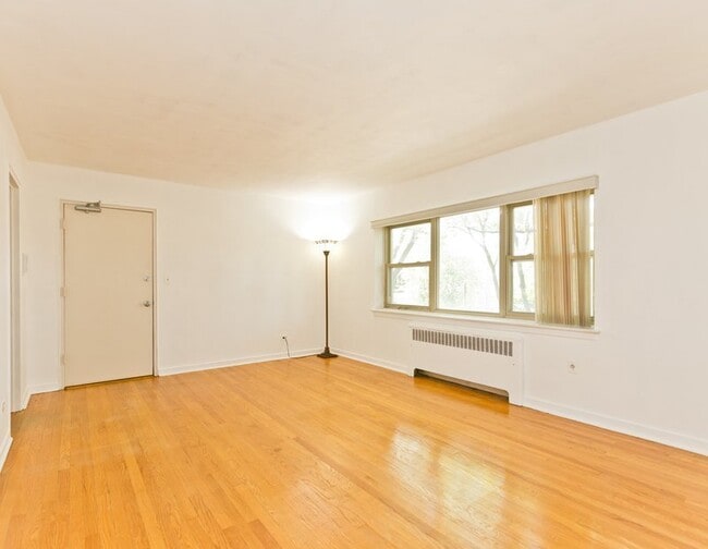 Building Photo - 637 Brummel St
