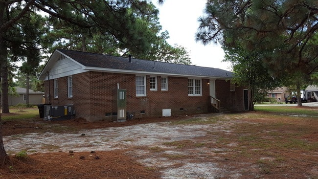 Building Photo - Don't miss this classic beauty!