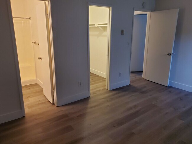 Building Photo - UTC townhouse - 3br/2ba end unit