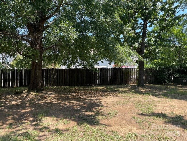Building Photo - 6002 Kenmore Ln