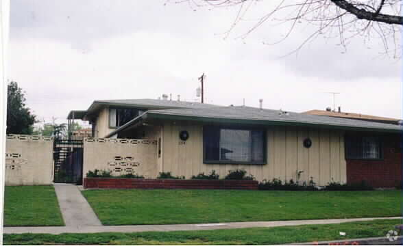 Primary Photo - 1234-1240 W Rosewood Ct