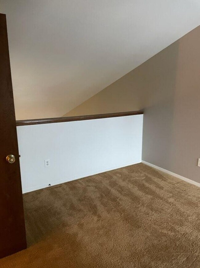 Foto del edificio - 2 story condo with single car garage- cat ...