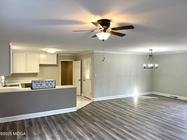 Foto del edificio - 4075 Meadowbrook Dr