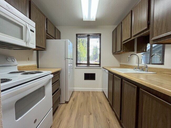 Foto del edificio - Charming Condo with Creek Views, Laminate ...