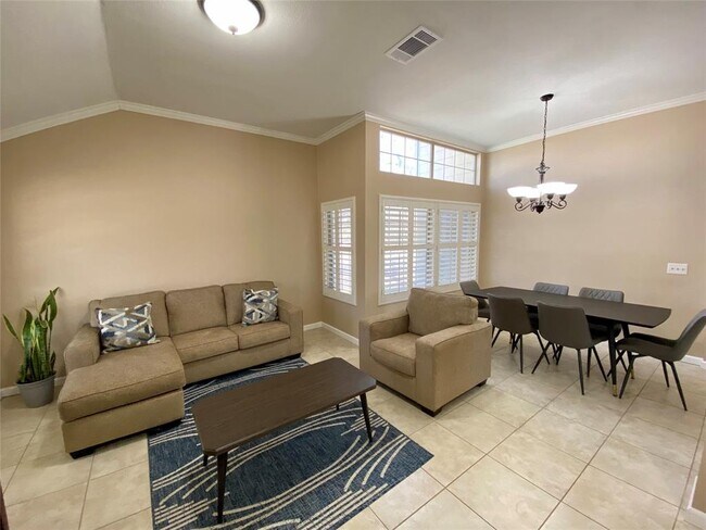 Foto del edificio - 2927 Wickersham Ln