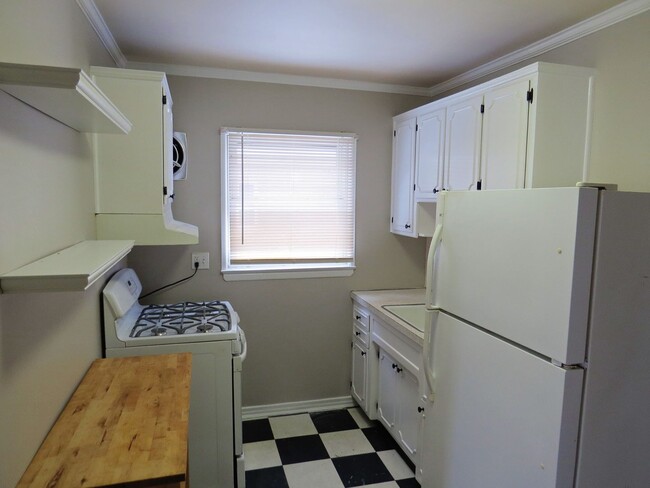 Building Photo - 6 Bedroom / 2 Full Bath