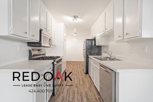 Building Photo - Spacious Three Bedroom with Fireplace, Sta...