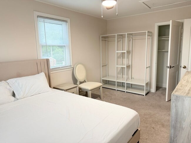 Building Photo - 148 Riverthorn Rd