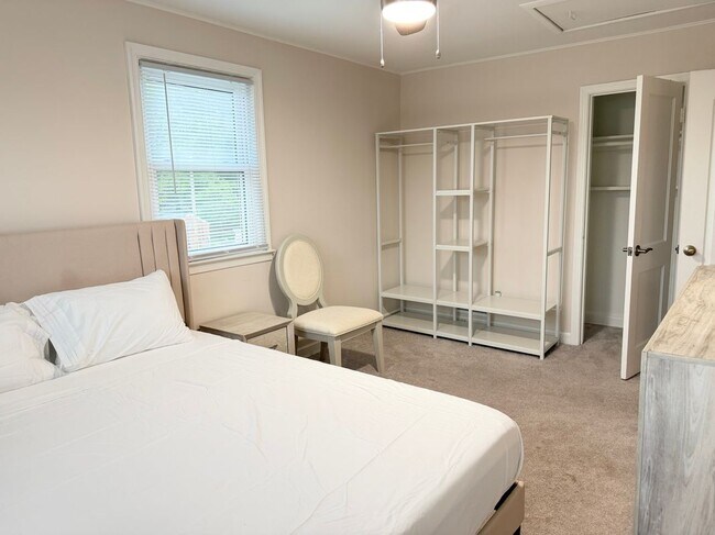Foto del edificio - 148 Riverthorn Rd