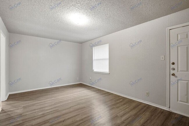 Building Photo - 6704 S Creek Dr