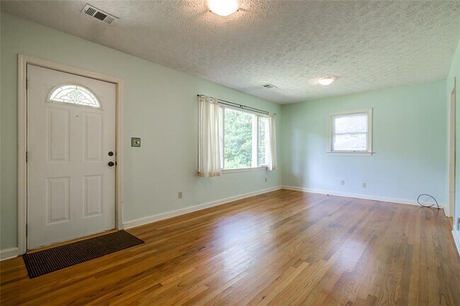 Building Photo - 3176 Delowe Dr