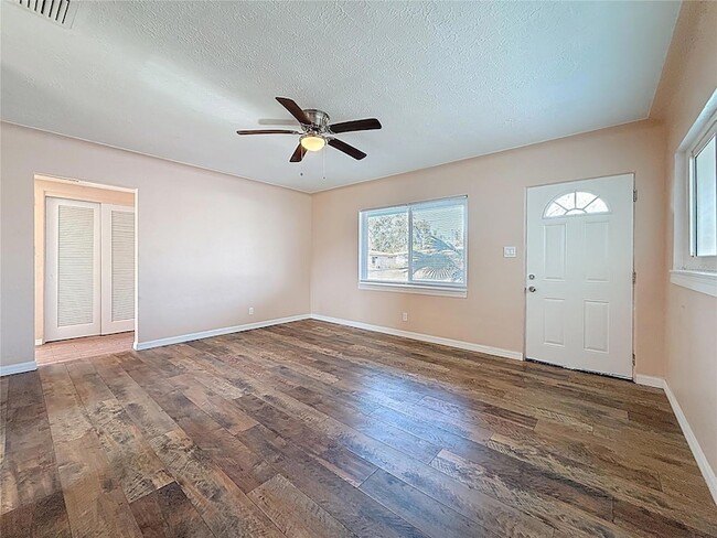 Building Photo - 5810 Tangerine Ave S