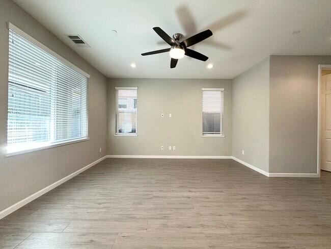 Foto del edificio - 6025 Palermo Way