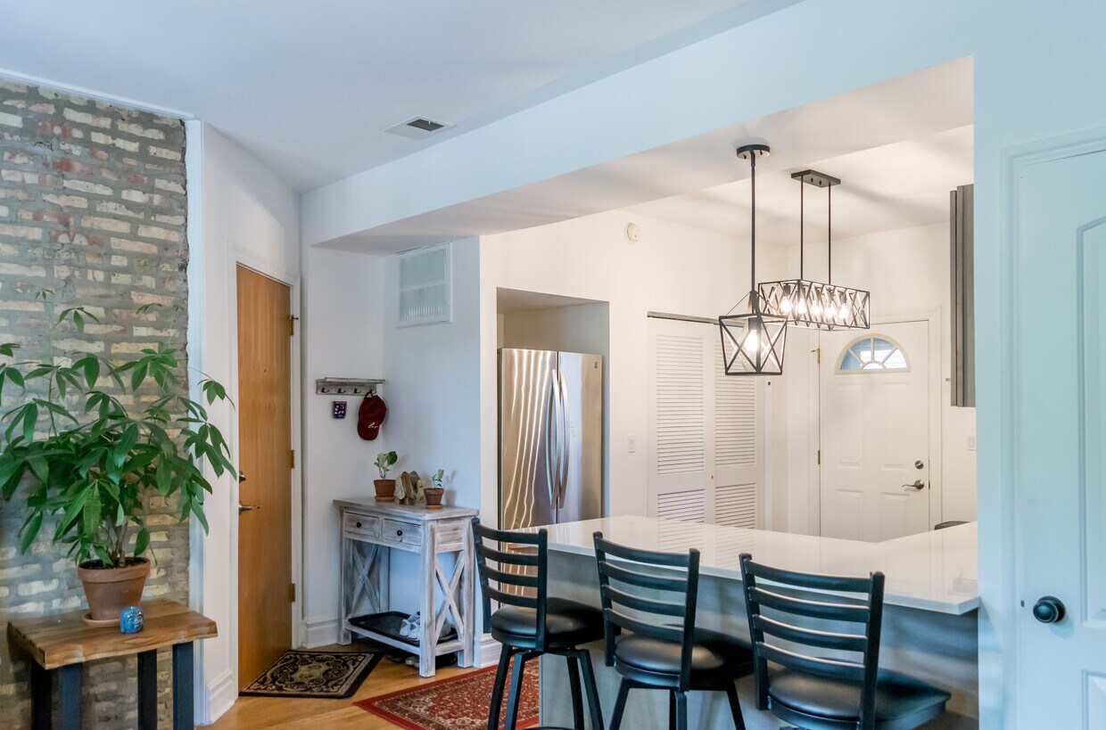 Foto principal - 3039 W Belle Plaine Ave