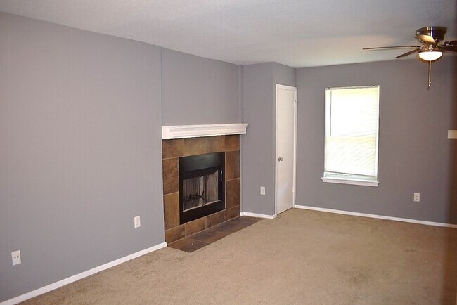 Building Photo - Beautiful Duplex