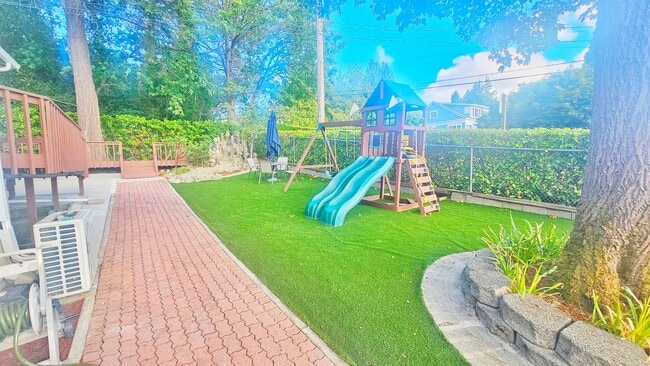 Photo - Mercer Island gem - 4 BD 2.5 Ba in Beautif... House