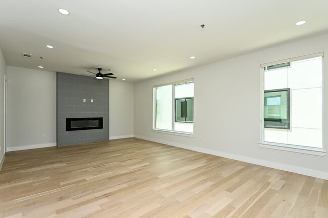 005-photo-living-room-15642777 - Seegar Townhomes