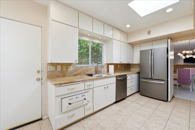 Building Photo - Retro/70's Spacious Condo!