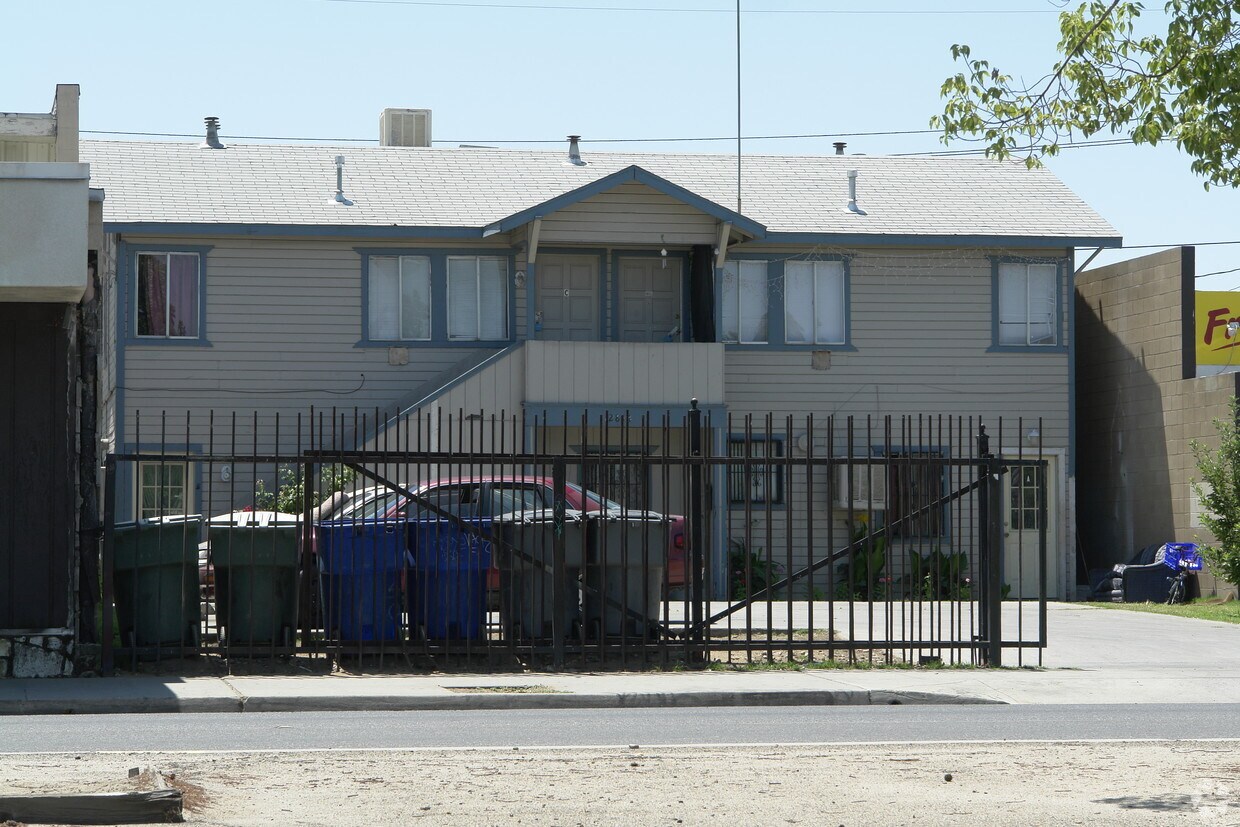 Primary Photo - 2814 E Belmont Ave