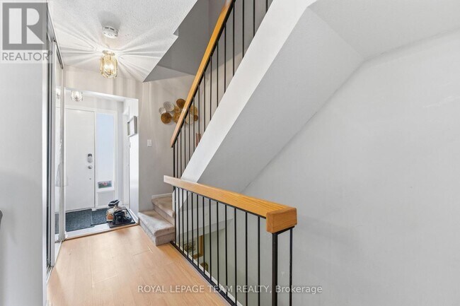 Photo du bâtiment - 2053 Stonehenge Crescent