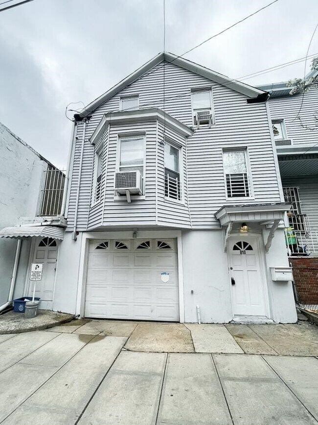 Building Photo - 810 27th St