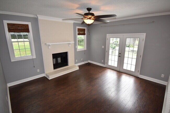 Building Photo - Coming Soon~ 3 Bedroom and 2 Bath- Great Outdoor Space (Pets Negotiable)