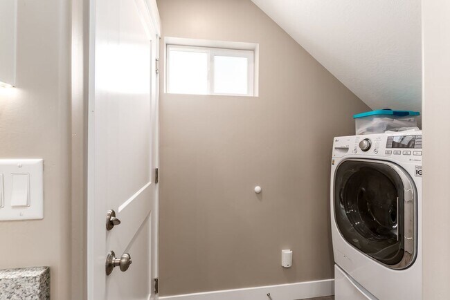 Building Photo - Stunning Above-Garage Apartment In Excelle...