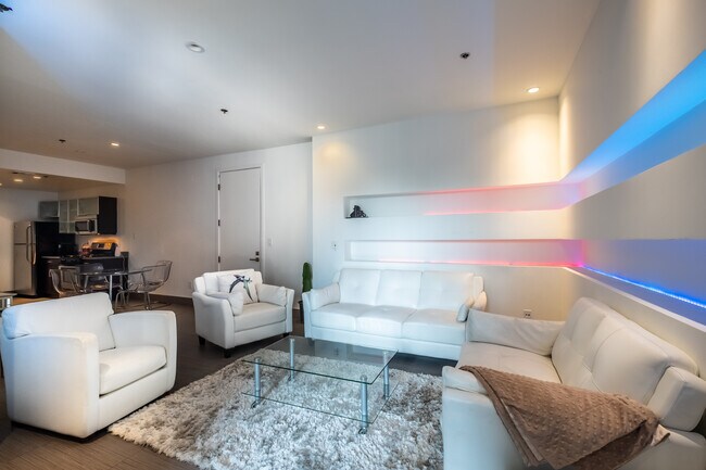 Foto del edificio - 329 S Clark Dr