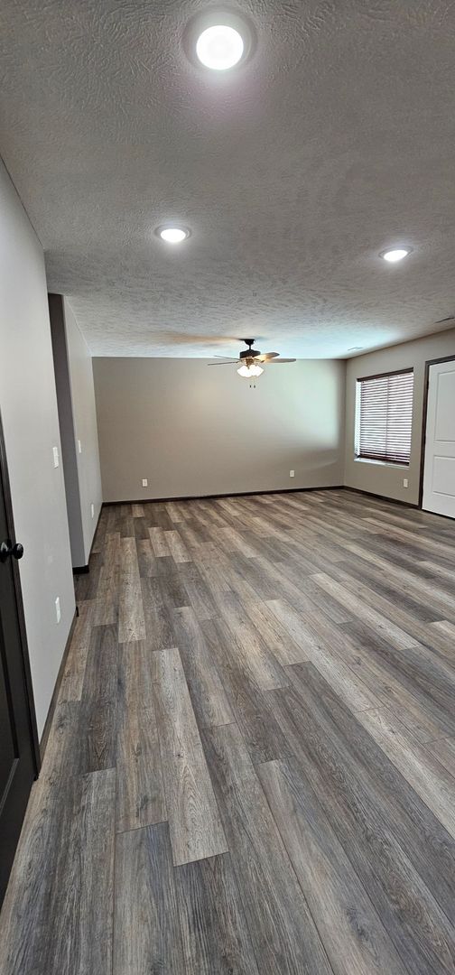 Foto del edificio - 2 bedroom, 1 bathroom apartment with 2 car attached garage