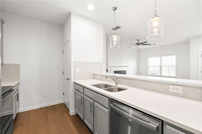 Foto del edificio - 2212 Triple Crown Ln