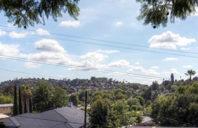 Building Photo - Lovley 3 bedroom 1 bath House, Fantastic views! Front and backyard