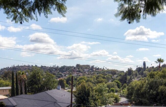 Foto del edificio - Lovley 3 bedroom 1 bath House, Fantastic views! Front and backyard
